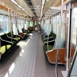 阪急電鉄の新型車両「２０００系」の車内。ロングシート端の仕切りを半透明にし、開放感を演出した＝宝塚市平井７、同社平井車庫
