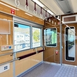 先頭車の車いすスペースを既存車両より６０％広げた阪急電鉄の新型車両「２０００系」＝宝塚市平井７、同社平井車庫