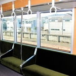 ロングシートの間仕切りに縦の握り棒を設けた阪急電鉄の新型車両「２０００系」＝宝塚市平井７、同社平井車庫