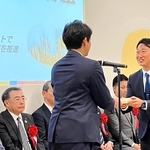 兵庫県のＳＤＧｓ認証事業で記念盾を受け取るマルヤナギ小倉屋の柳本健一専務＝神戸市中央区、起業プラザひょうご