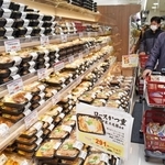 「ロースかつ重」などのオリジナル商品が並ぶオーケー西宮北口店＝23日午前、西宮市芦原町