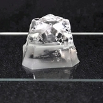 高分子の構造が緩んだ放熱時の蓄熱材。透き通って見える（三菱電機提供）