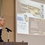 阪神・淡路大震災の被害状況を語る社員＝神戸市中央区脇浜町３、住友ゴム工業神戸本社