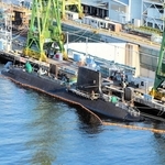 点検・修理のために川崎重工業神戸工場に係留された潜水艦＝神戸市中央区東川崎町