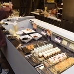 スイーツを豊富にそろえた「神戸クック・ワールドビュッフェ　ニッケパークタウン加古川店」＝加古川市加古川町寺家町