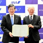 協定書を交わした神戸市外国語大の田中悟学長（右）とＡＮＡ総合研究所の功刀秀記社長＝神戸市西区学園東町９、同大