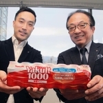 全国発売が始まった「ヤクルト１０００　糖質オフ」を持つ兵庫ヤクルト販売の阿部泰久会長（右）と阿部恭大社長＝神戸市中央区東川崎町１、神戸新聞社