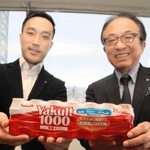 全国発売が始まった「ヤクルト１０００　糖質オフ」を持つ兵庫ヤクルト販売の阿部泰久会長（右）と阿部恭大社長＝神戸市中央区東川崎町１、神戸新聞社