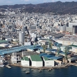 潜水艦を建造する川崎重工業神戸工場（手前）。周辺には多くの下請け企業が立地する＝２０２４年１２月、神戸市中央区東川崎町（撮影・笠原次郎）
