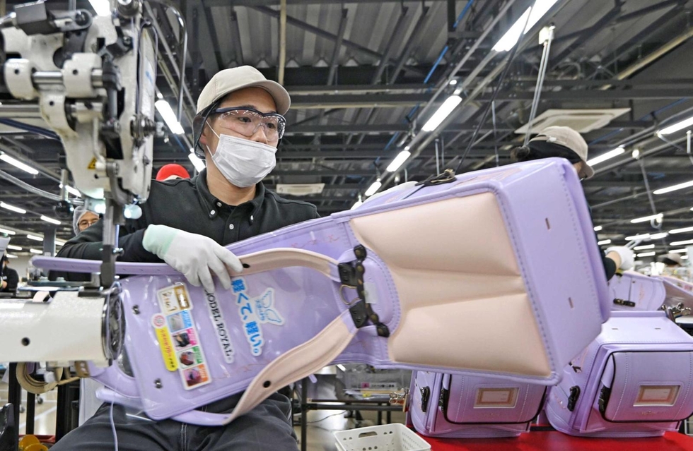 工場探検＞(17)ランドセル 軽々と縫製 実はすご技|経済ニュース|神戸