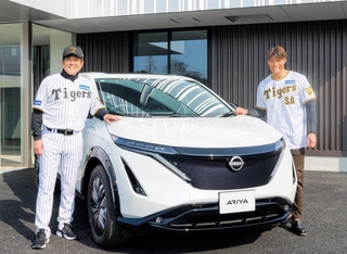 阪神タイガースの新２軍施設で導入する電気自動車と並ぶ平田勝男２軍監督（左）、糸井嘉男氏（阪神電気鉄道提供）