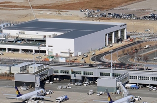 ４月１８日に開業する神戸空港の第２ターミナル（奥）＝２０２４年１２月、神戸市中央区（撮影・笠原次郎）
