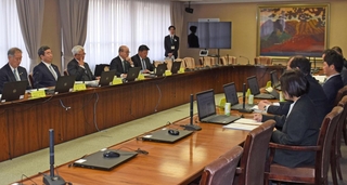 賃上げや適正な価格転嫁について意見交換した兵庫県政労使会議＝県庁