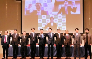 西のゴールデンルート共同記者発表に集まった久元喜造神戸市長（右から５人目）や高島宗一郎福岡市長（同６人目）ら＝神戸市中央区港島中町６