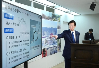 神戸空港を発着する国際チャーター便について説明する久元喜造神戸市長＝５日午後、神戸市役所（撮影・大田将之）