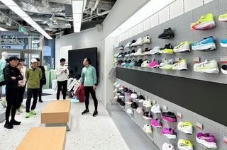昨年１１月にオープンしたアシックスの直営店「ＡＳＩＣＳ　ＫＯＢＥ」＝神戸市中央区三宮町１