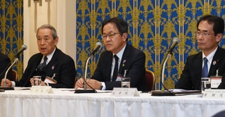 セミナーを終え、会見する（左から）関西経済連合会の松本正義会長、関西経済同友会の宮部義幸代表幹事と永井靖二代表幹事＝神戸市中央区港島中町６、神戸ポートピアホテル（撮影・広岡磨璃）