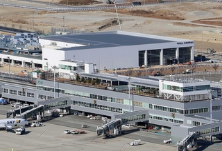 ４月１８日の開業に向け、建設工事が大詰めを迎えている神戸空港の第２ターミナルビル（奥）＝２０２４年１２月、神戸市中央区