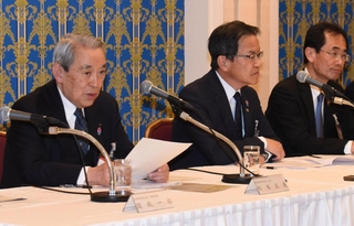 セミナーを終え、会見する（左から）関西経済連合会の松本正義会長、関西経済同友会の宮部義幸代表幹事と永井靖二代表幹事＝神戸市中央区港島中町６、神戸ポートピアホテル（撮影・広岡磨璃）