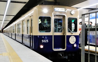 最終運行日を迎えた阪神電気鉄道の青胴車「５００１形」車両＝大阪梅田駅