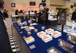 クッキー缶や個性的なチョコレートが並ぶ大丸神戸店の催し会場＝神戸市中央区明石町