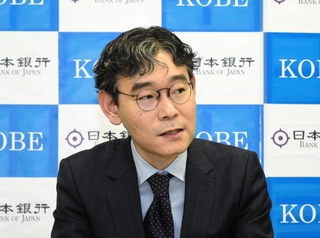 県内の金融経済概況を発表する別所昌樹・日銀神戸支店長＝神戸市中央区京町