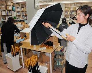 完全遮光の日傘の工夫を語る「サンバリア１００」の辻本奈未次期社長＝神戸市東灘区本山中町３