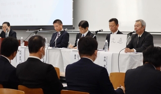 災害時や防災における流通業の役割について議論する中内潤・流通科学大理事長（右端）ら＝神戸市西区学園西町３（同大提供）
