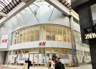 ２月２８日のオープンに向けて準備が進む「Ｈ＆Ｍ三宮店」＝神戸市中央区三宮町１