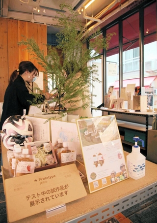 「ｎｏｒｏｓｉ．ｋｏｂｅ（ノロシ　ドット　コウベ）」の店内。起業家たちが生み出した試作品の展示もある＝神戸市中央区北長狭通３