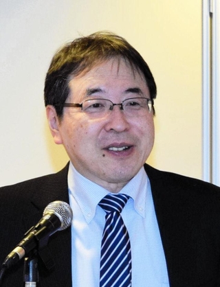 講演する神戸大の家森信善教授＝神戸市中央区港島中町６