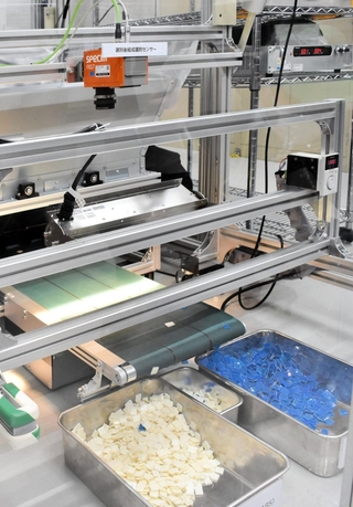 センサーやＡＩで選別された２種類のプラスチック＝尼崎市塚口本町８、三菱電機先端技術総合研究所