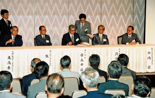 ＷＨＯ神戸センター設立覚書の調印式に臨む（左から）亀高素吉神戸製鋼所社長、牧冬彦神戸商工会議所会頭、笹山幸俊神戸市長、貝原俊民兵庫県知事、中嶋宏ＷＨＯ事務総長（いずれも当時）＝１９９５年８月、神戸市中央区