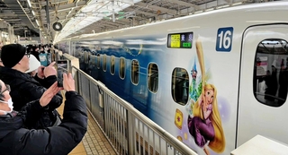 東海道新幹線で運行を始めた東京ディズニーシー「ファンタジースプリングス」の特別塗装車両＝21日夕、ＪＲ新大阪駅