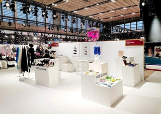 神戸レザー協同組合の展示ブース＝パリ国際展示場（神戸レザー協同組合提供）