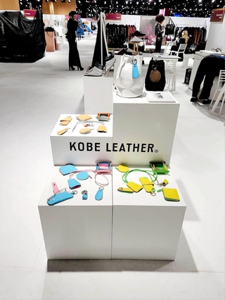 新商品として発表した財布などの革小物＝パリ国際展示場（神戸レザー協同組合提供）