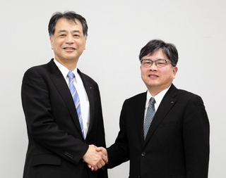 タクマの新社長に就く濵田州朗取締役常務執行役員（右）と、会長に就く南條博昭社長＝大阪市中央区北浜１