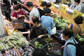 バローホールディングス傘下の生鮮特化型スーパー「八百鮮」の垂水駅前店＝昨年10月、神戸市垂水区神田町