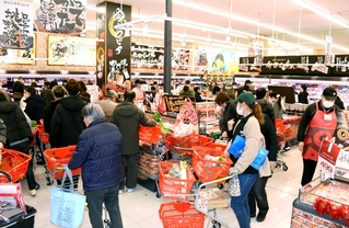 昨年１２月１７日にオープンした「ロピア西宮今津店」。派手な装飾で購買意欲を盛り上げる＝西宮市今津港町