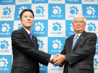みなと銀行の社長に就く持丸秀樹取締役専務執行役員（左）と、会長に就く武市寿一社長＝神戸市中央区三宮町２