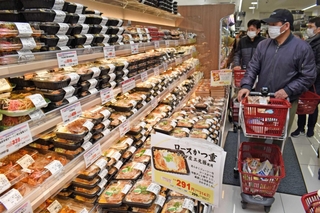 税抜きで３００円を切る「ロースかつ重」などが並ぶオーケー西宮北口店＝西宮市芦原町