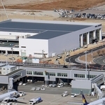 ４月１８日に開業する神戸空港の第２ターミナル（奥）＝２０２４年１２月、神戸市中央区（撮影・笠原次郎）