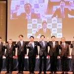 西のゴールデンルート共同記者発表に集まった久元喜造神戸市長（右から５人目）や高島宗一郎福岡市長（同６人目）ら＝神戸市中央区港島中町６