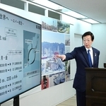 神戸空港を発着する国際チャーター便について説明する久元喜造神戸市長＝５日午後、神戸市役所（撮影・大田将之）