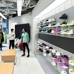 昨年１１月にオープンしたアシックスの直営店「ＡＳＩＣＳ　ＫＯＢＥ」＝神戸市中央区三宮町１