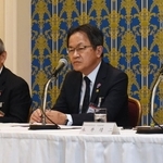 セミナーを終え、会見する（左から）関西経済連合会の松本正義会長、関西経済同友会の宮部義幸代表幹事と永井靖二代表幹事＝神戸市中央区港島中町６、神戸ポートピアホテル（撮影・広岡磨璃）