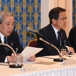 セミナーを終え、会見する（左から）関西経済連合会の松本正義会長、関西経済同友会の宮部義幸代表幹事と永井靖二代表幹事＝神戸市中央区港島中町６、神戸ポートピアホテル（撮影・広岡磨璃）