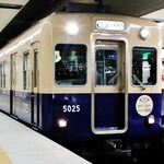 最終運行日を迎えた阪神電気鉄道の青胴車「５００１形」車両＝大阪梅田駅