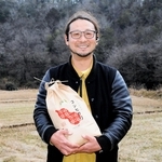 ＩＴを活用して栽培したコメを手にするひょうたん農場の須原隆一社長＝丹波市市島町中竹田