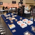 クッキー缶や個性的なチョコレートが並ぶ大丸神戸店の催し会場＝神戸市中央区明石町
